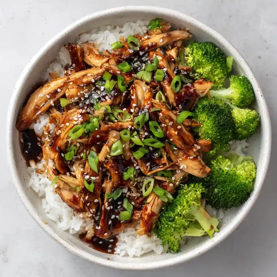 Dump & Go Crockpot Chicken Teriyaki Bowls – Effortless Flavor, Any Day of the Week 1 Crockpot chicken teriyaki bowls with rice and broccoli, topped with sesame seeds